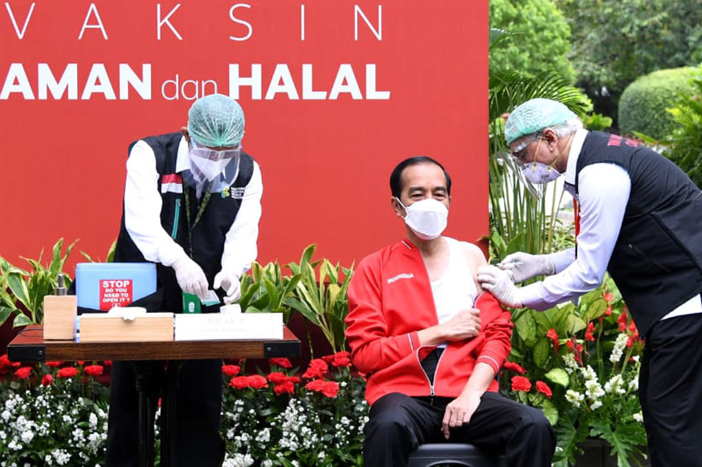 Presiden Joko Widodo mendapatkan vaksinasi covid-19 kedua kalinya, di lingkungan Istana Kepresidenan, Jakarta pada Rabu, 27 Januari 2021. Jokowi disuntik masih dengan vaksin Sinovac.