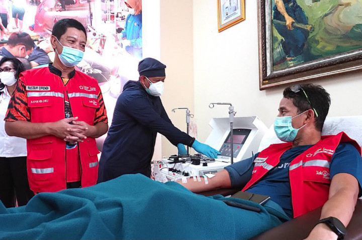 Menparekraf Sandiaga Uno menjalani donor plasma konvalesen di Kantor Palang Merah Indonesia (PMI).