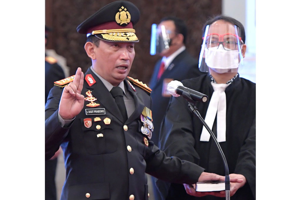 Komjen Listyo Sigid Prabowo mengucapkan sumpah saat mengikuti upacara pelantikan yang dipimpin Presiden Joko Widodo di Istana Negara, Jakarta, Rabu, 27 Jakarta 2021. Listyo Sigid dilantik menjadi Kapolri menggantikan Idham Azis yang memasuki masa pensiun.