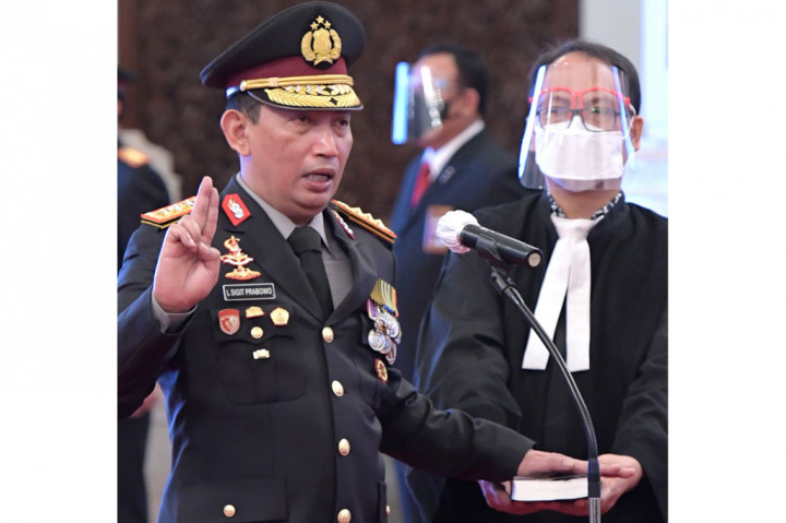 Komjen Listyo Sigid Prabowo mengucapkan sumpah saat mengikuti upacara pelantikan yang dipimpin Presiden Joko Widodo di Istana Negara, Jakarta, Rabu, 27 Jakarta 2021. Listyo Sigid dilantik menjadi Kapolri menggantikan Idham Azis yang memasuki masa pensiun.