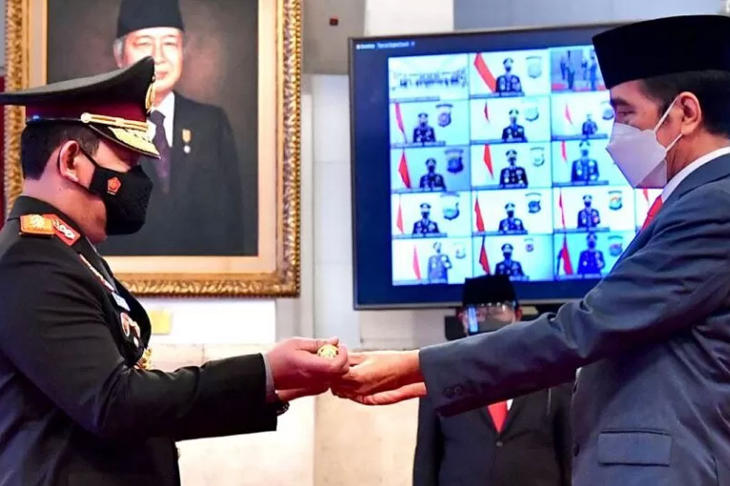 Listyo adalah lulusan Akademi Kepolisian 1991 yang pernah menjadi Kapolresta Solo pada 2011. Saat itu Listyo pernah menangani kasus bom bunuh diri di Gereja Bethel Injil Sepenuh (GBIS), Kepunton, Solo.