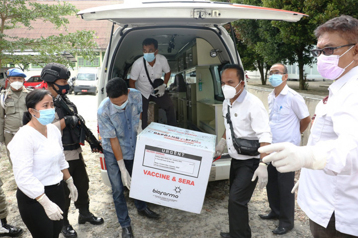 Setelah itu, petugas pelayanan publik seperti TNI, Polri, dan petugas di stasiun, selanjutnya masyarakat rentan dan pelaku perekonomian.