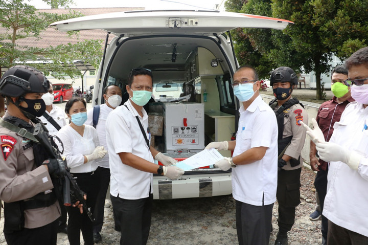 Sebanyak 5.200 vial vaksin Covid-19 Sinovac tiba di Kota Pematangsiantar, Rabu, 27 Januari 2021, dengan pengawalan ketat aparat.