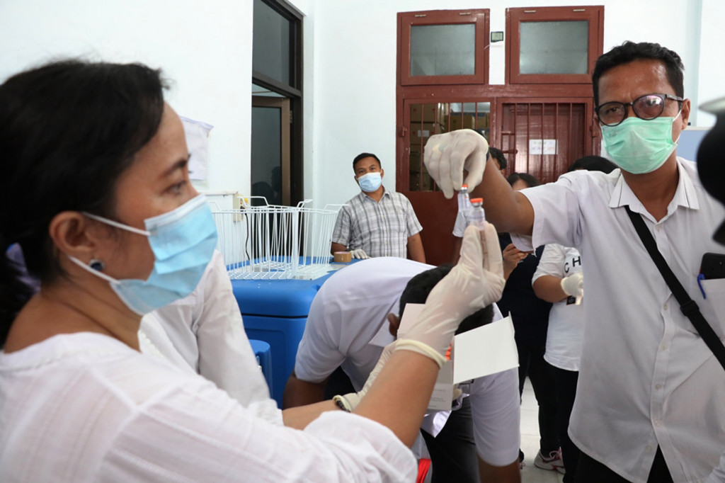 Pada tahap pertama yang direncanakan awal Februari 2021, vaksin diperuntukkan bagi unsur Forkopimda dan 2.612 tenaga kesehatan.