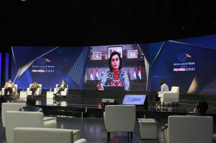 Menteri Keuangan Sri Mulyani yang hadir secara virtual (kanan), dan yang hadir di studio dari kiri, Rektor UI Ari Kuncoro , Co-Founder & CEO Investree Adrian Gunadi dan Ketua HIMBARA Sunarso menjadi pembicara pada acara Media Group News Summit Indonesia 2021 Solusi Maju Bersama di Grand Studio Metro TV, Jakarta.