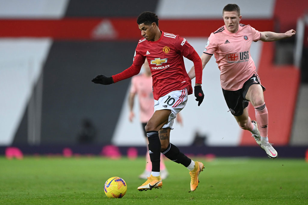 MU sebetulnya mendominasi permainan sejak awal laga dan mendapat peluang untuk membuka keunggulan pada menit ke-11 ketika Aaron Wan-Bissaka mengirim umpan tarik berbahaya. Sayang tembakan Marcus Rashford masih melenceng di sisi gawang.  