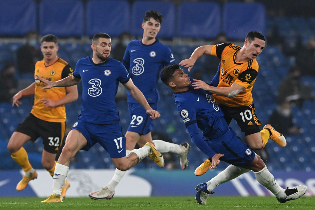 Tuchel melakukan langkah berani dalam meracik starting eleven pertamanya di Chelsea dengan membangkucadangkan Mason Mount yang musim ini menjadi salah satu pemain inti di bawah kepelatihan Frank Lampard. Tuchel juga menurunkan Olivier Giroud yang tak banyak mendapat kesempatan di era Lampard.