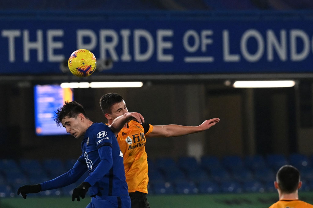 Semenit berselang, Wolverhampton mengancam balik saat Pedro Neto mengirim umpan silang tetapi tandukan Leander Dendoncker melambung di atas mistar gawang.