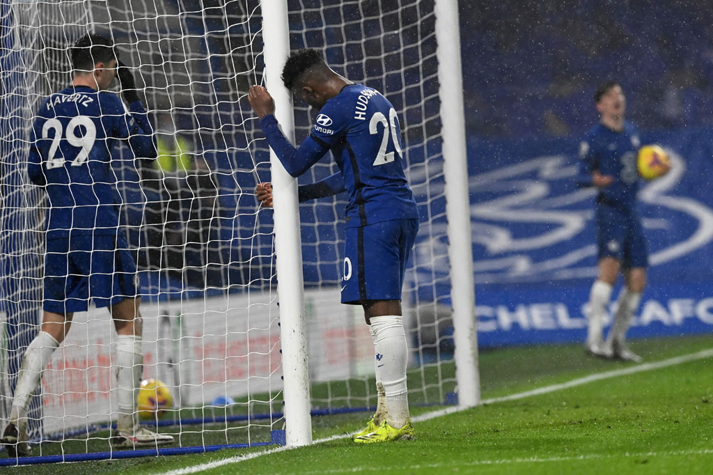 Perubahan taktik Tuchel hampir mewujud menjadi gol pada menit ke-61 ketika Kai Havertz mengirimkan umpan tarik ke arah Ben Chilwell. Tetapi sayang tembakan penyelesaian bek kiri gelandang Chelsea ini melambung tinggi dari sasaran.