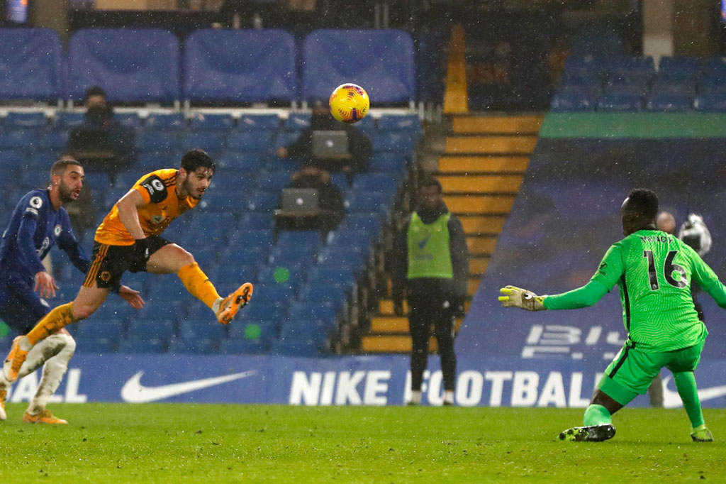 Sepuluh menit kemudian Tuchel patut berlega hati ketika Wolverhampton hampir mencetak gol melalui Neto yang tinggal berhadapan dengan kiper Edouard Mendy. Beruntung sepakannya masih membentur mistar gawang.