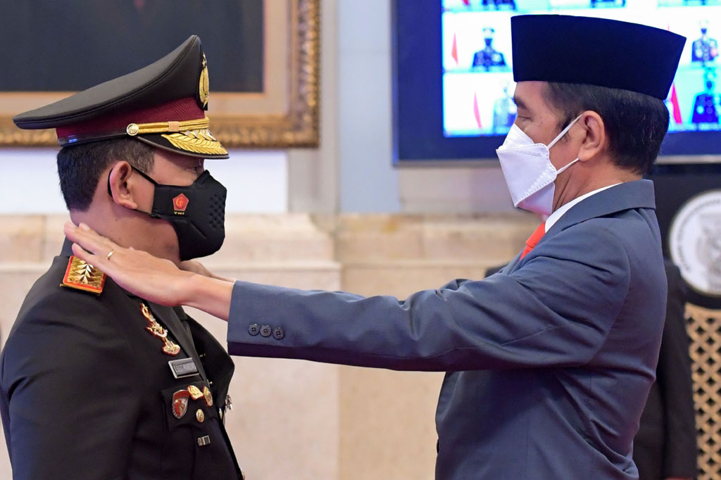 Presiden Joko Widodo melantik Listyo Sigit Prabowo sebagai Kepala Kepolisian Republik Indonesia sekaligus menaikkan pangkatnya menjadi Jenderal Polisi di Istana Negara Jakarta, Rabu, 27 Januari 2021.