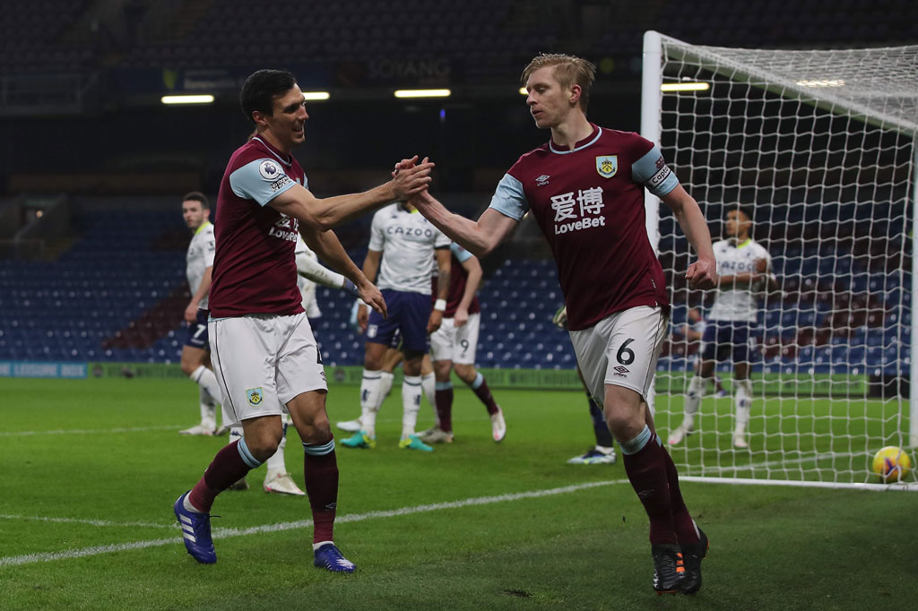 Tiga menit berselang, justru Burnley menyamakan kedudukan yang diawali sepak pojok disambut tandukan Ben Mee untuk memperdaya kiper Emiliano Martinez.