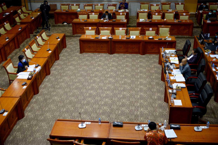 Uji kelayakan hakim agung dan hakim ad hoc pada MA dipimpin oleh Wakil Ketua Komisi III DPR Desmon Junaidi Mahesa pada masa persidangan III/tahun 2020/2021 yang digelar secara fisik maupun virtual di Kompleks Parlemen, Jakarta.