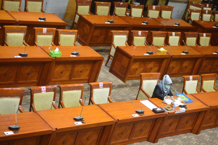 Sementara empat calon lainnya sudah mengikuti uji kelayakan pada hari pertama, Rabu, 27 Januari, kemarin. Keempatnya yakni Andari Yuriko sebagai Calon Hakim Ad Hoc Hubungan Industrial, Triyono Martanto sebagai Calon Hakim Agung, Achmad Jaka Mirdinata sebagai Calon Hakim Ad Hoc Hubungan Industrial, dan Banelaus Naipospos sebagai Calon Hakim Ad Hoc Tipikor.