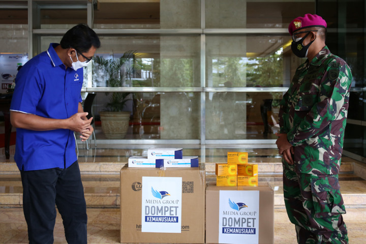 Dompet Kemanusiaan Media Group (DKMG) menyalurkan bantuan kepada Satuan Tugas (Satgas) Covid-19 Marinir. Donasi yang diberikan berupa seribu alat rapid test antigen dan 10 ribu vitamin C.