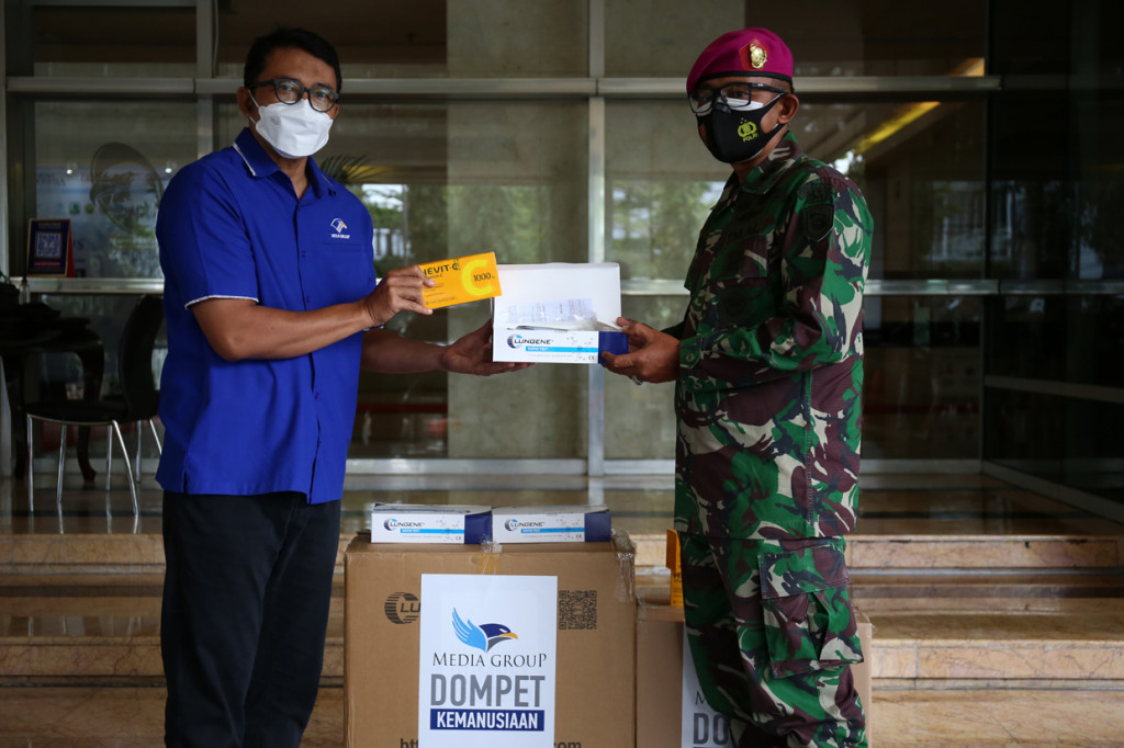 Ketua Yayasan Media Group Ali Sadikin (kiri) menyerahkan bantuan kepada Korlap Satgas Covid-19 Marinir Wilayah Barat, Letkol Marinir Afindudun di Jakarta