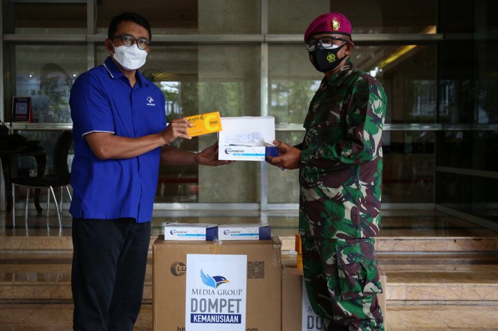 Ketua Yayasan Media Group Ali Sadikin (kiri) menyerahkan bantuan kepada Korlap Satgas Covid-19 Marinir Wilayah Barat, Letkol Marinir Afindudun di Jakarta