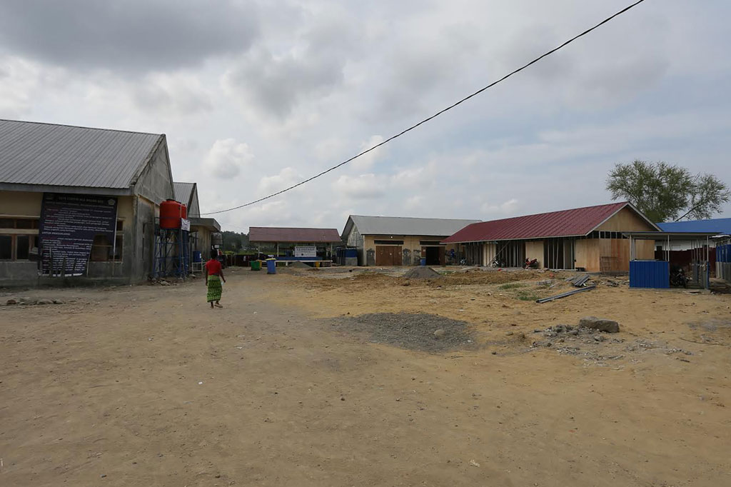 Ratusan imigran Rohingya kabur atau melarikan diri dari kamp pengungsi di Indonesia dan diyakini telah diperdagangkan ke negara tetangga Malaysia. Saat ini hanya tersisa 112 pengungsi Rohingya yang tersisa di kamp Lhokseumawe, Aceh, turun dari hampir 400 yang tiba antara Juni dan September tahun lalu.