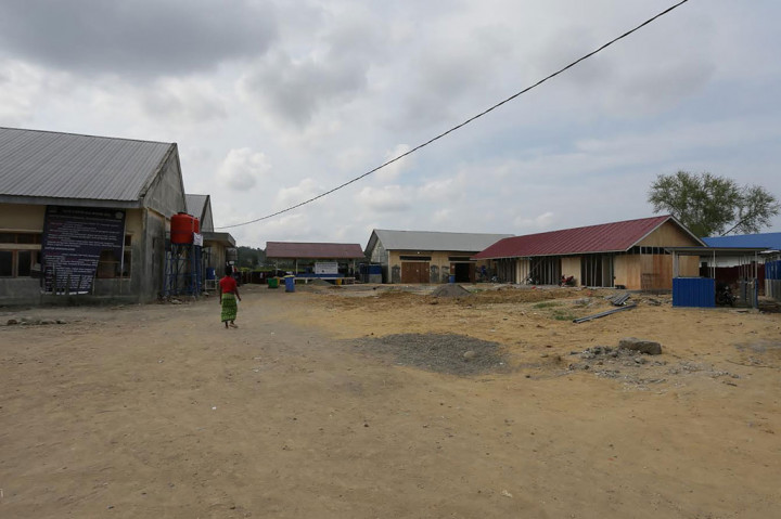 Ratusan imigran Rohingya kabur atau melarikan diri dari kamp pengungsi di Indonesia dan diyakini telah diperdagangkan ke negara tetangga Malaysia. Saat ini hanya tersisa 112 pengungsi Rohingya yang tersisa di kamp Lhokseumawe, Aceh, turun dari hampir 400 yang tiba antara Juni dan September tahun lalu.