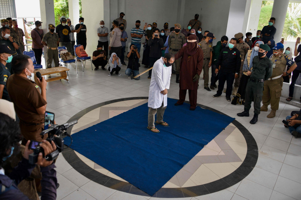 Pasangan gay berinisial MU (27) dan AL (28) yang tertangkap oleh Polisi Syariat di Banda Aceh dihukum cambuk masing-masing 77 kali di Taman Bustanussalatin, Kota Banda Aceh.