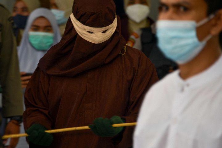 Tiga algojo silih berganti melakukan eksekusi cambuk kepada pasangan gay tersebut. Masing-masing algojo melakukan eksekusi sekitar 20 kali cambuk.