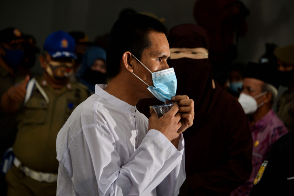 Di sela-sela pukulan cambuk, tenaga medis juga beberapa kali menghampiri terpidana dan menanyakan terkait kondisi kesehatan. Setelah dipastikan sehat dan sanggup, pukulan cambuk dilanjutkan kembali.