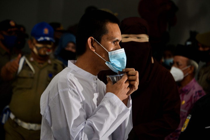 Di sela-sela pukulan cambuk, tenaga medis juga beberapa kali menghampiri terpidana dan menanyakan terkait kondisi kesehatan. Setelah dipastikan sehat dan sanggup, pukulan cambuk dilanjutkan kembali.