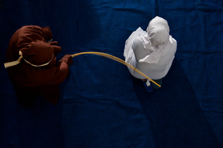 Selain MU dan AL, Kejari Aceh juga melaksanakan eksekusi hukuman cambuk terhadap empat pelanggar syariat Islam lainnya. Keempat pelanggar syariat Islam yang dihukum cambuk tersebut terdiri dari 3 laki-laki dan 1 perempuan.