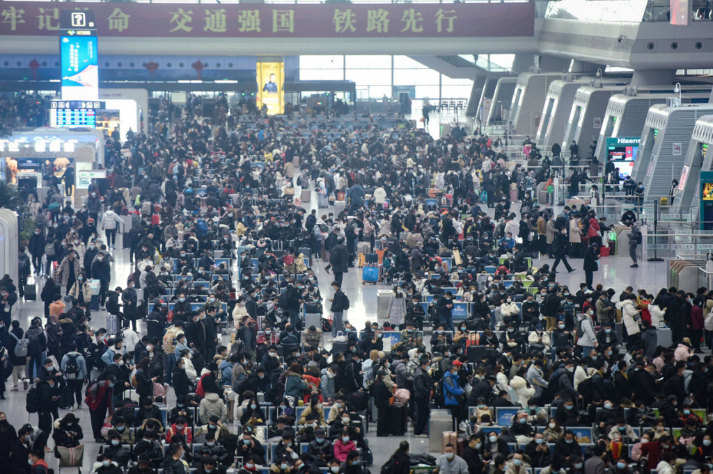 Suasana Stasiun Kereta Api Hangzhou Timur di Hangzhou, menjelang tahun baru Imlek.