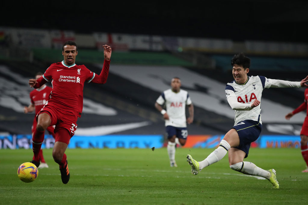 Kegagalan Sadio Mane memanfaatkan peluang pertama laga itu hampir dibayar mahal oleh Liverpool lantaran sesaat kemudian gawang mereka dijebol oleh Son Heung-min. Namun gol tersebut dianulir setelah wasit berkonsultasi dengan VAR dan menyatakan Son terjebak offside.