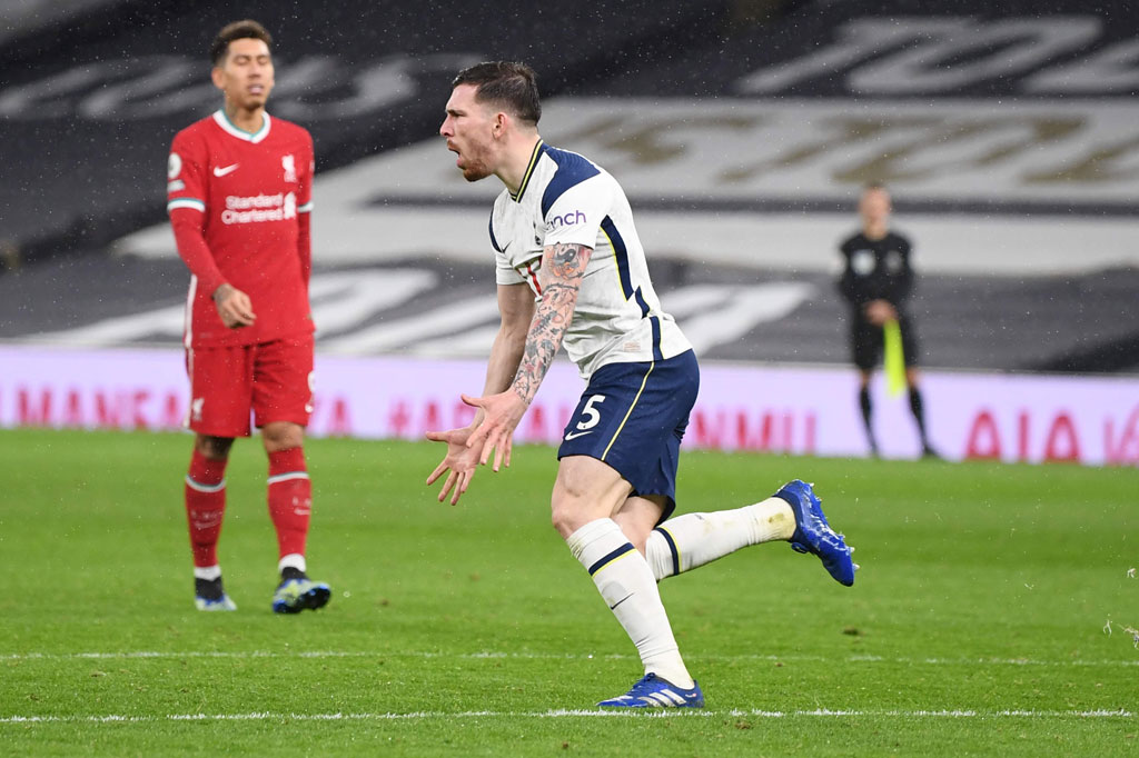 The Lilywhites langsung merespon. Dua menit berselang tuan rumah berhasil memperkecil ketertinggalan lewat Pierre-Emile Hojbjerg. Bola sodoran Steven Bergwijn langsung disambar dengan tembakan keras oleh Hojbjerg ke area tiang jauh dan tak terjangkau kiper Alisson Becker.