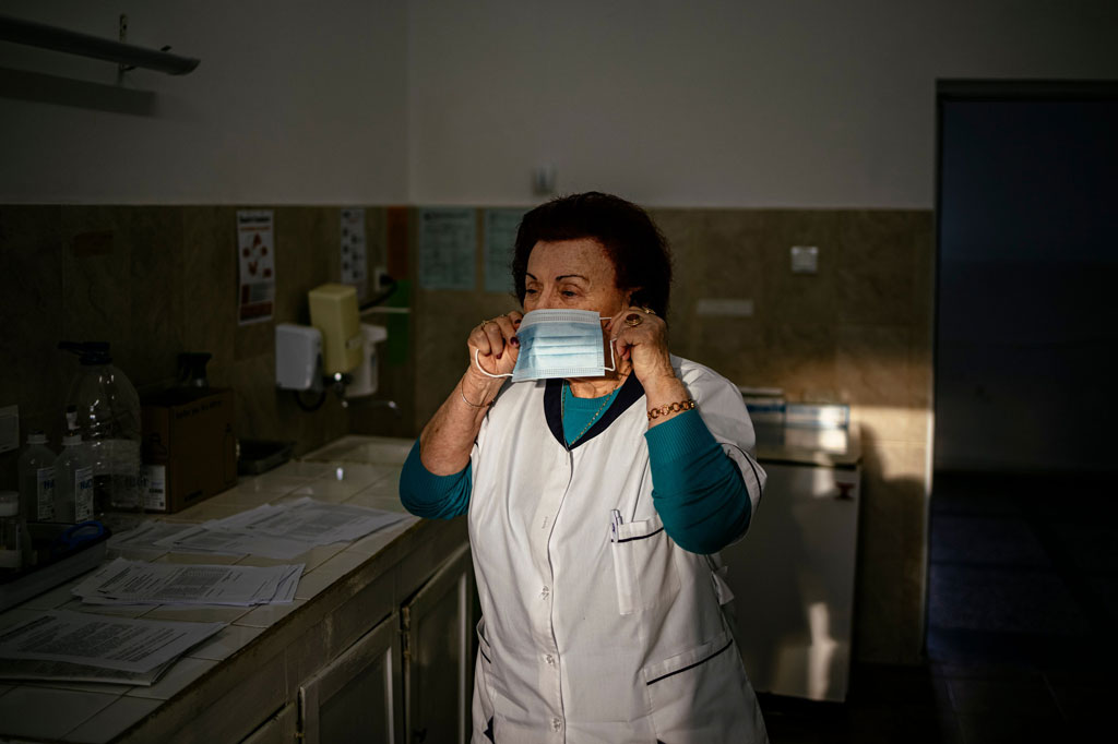 Dia adalah salah satu dari sekumpulan petugas medis lansia yang memerangi kengerian virus di sistem perawatan kesehatan Bulgaria yang terlalu ketat.