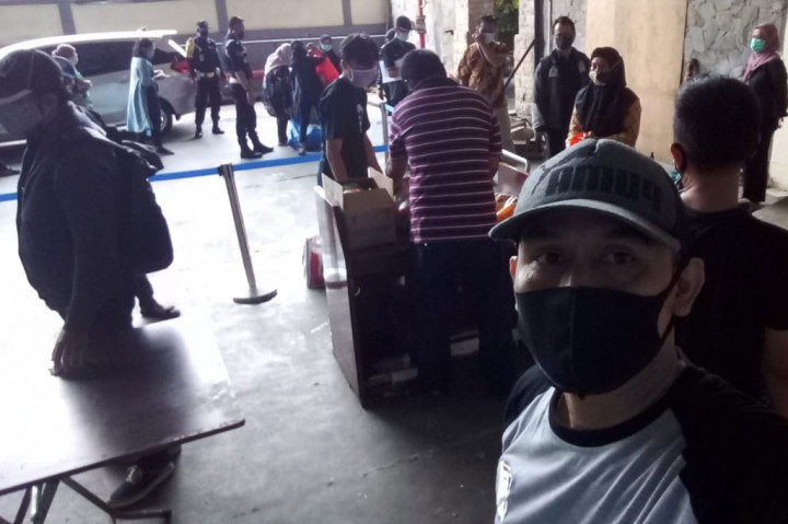 Karyawan Media Group antre untuk membeli paket sembako di Koperasi Karyawan Media Group (Kokarmindo) di Kompleks Media Group, Kebon Jeruk, Jakarta Pusat, Jumat, 29 Januari 2021.