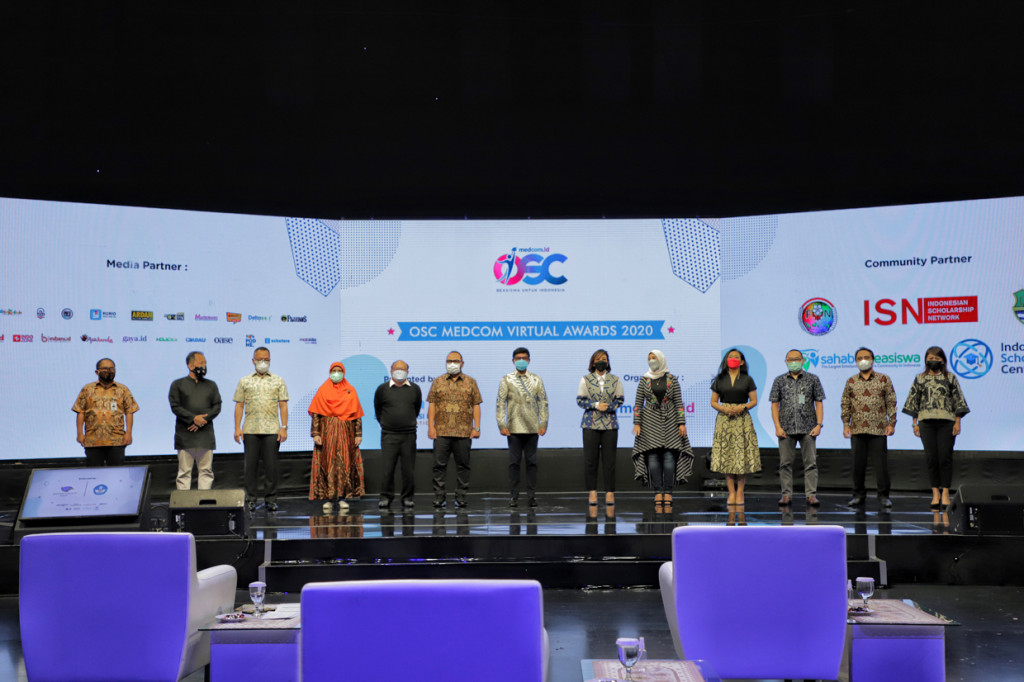 Sesi foto bersama dalam acara OSC Medcom Virtual Awards 2020, di Jakarta.
