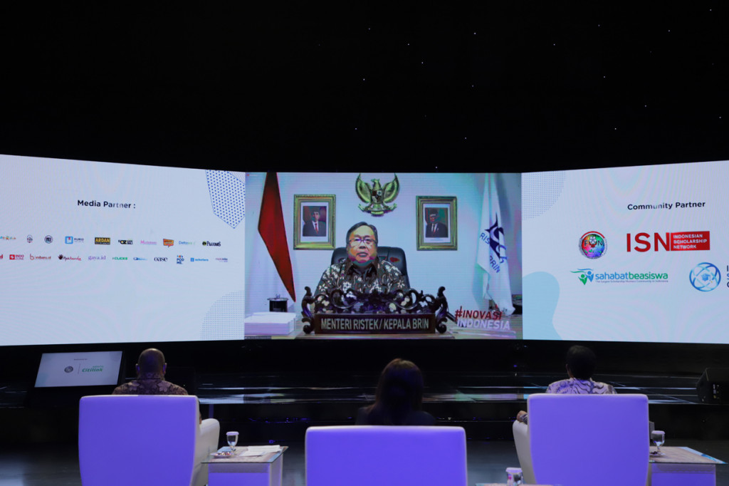 Menteri Riset dan Teknologi RI Bambang Brodjonegoro memberikan sambutan dalam acara OSC Medcom Virtual Awards 2020, di Jakarta.