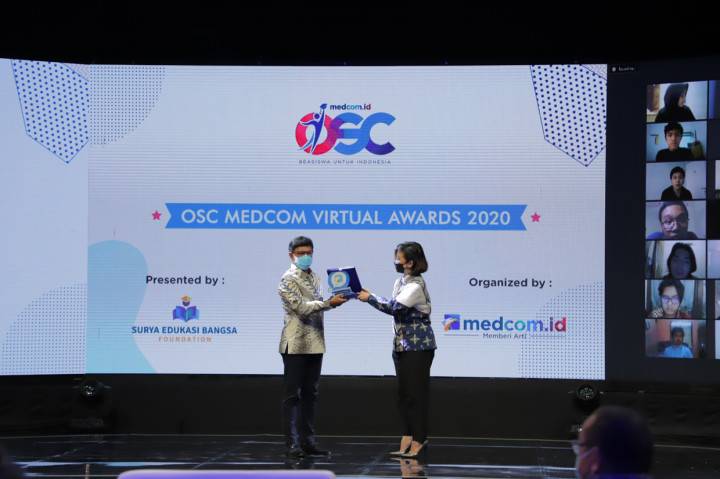 Penyerahan plakat dari CEO Medcom.id Kania Sutisnawinata kepada Menteri Komunikasi dan Informatika RI Johnny G. Plate.
