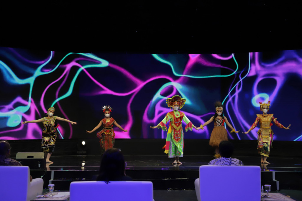 Penampilan Tarian Nusantara dari UKM Seni Nusantara UMB.