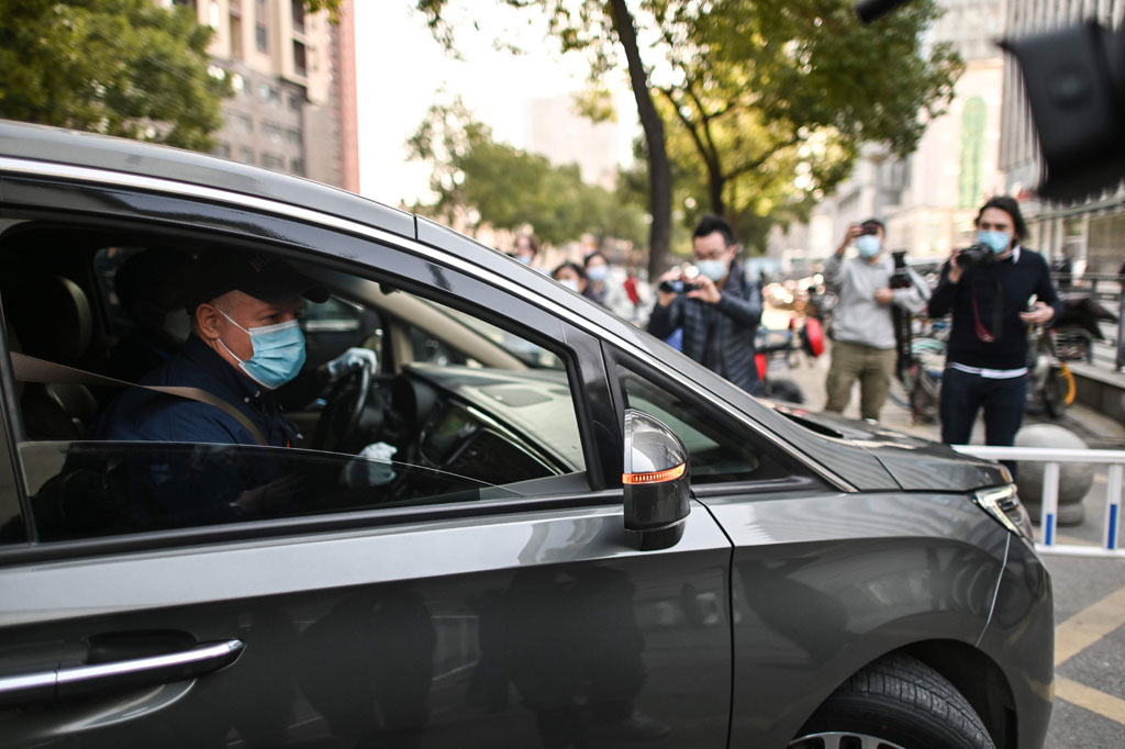 Setelah bertemu dengan para ilmuwan Tiongkok sehari sebelumnya, tim tersebut berangkat ke Rumah Sakit Pengobatan Tiongkok dan Barat Terpadu di Provinsi Hubei. Zhang Jixian, direktur departemen pernapasan dan perawatan kritis RS tersebut, telah dikutip oleh media pemerintah sebagai orang pertama yang melaporkan virus korona. Zhang pada akhir 2019 merawat pasangan lansia, yang hasil pemindaian tomografi terkomputasi (CT scan) mereka menunjukkan perbedaan dari pneumonia biasa.