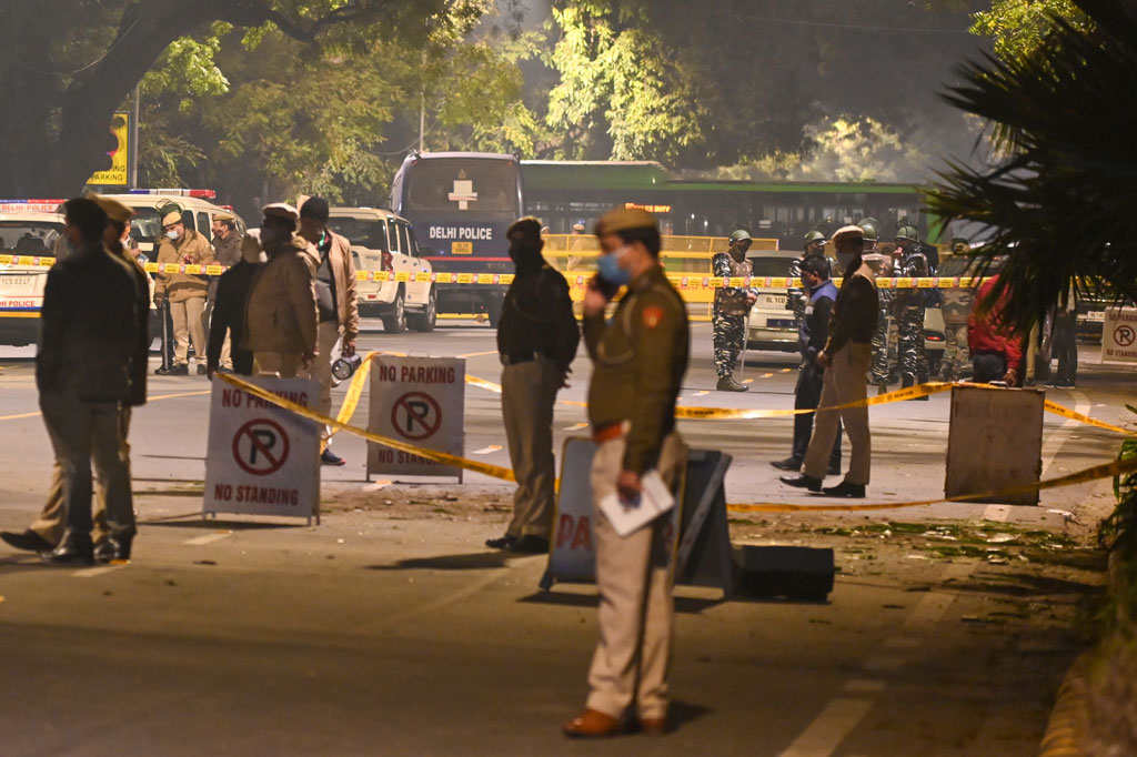 Polisi berjaga-jaga di lokasi tempat kejadian ledakan bom di luar Kedutaan Besar Israel di New Delhi, India, Jumat, 29 Januari 2021 waktu setempat.