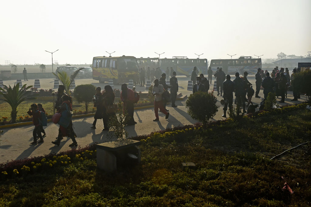 Pengungsi Rohingya berjalan dengan barang-barang mereka untuk menaiki kapal Angkatan Laut Bangladesh saat mereka akan dipindahkan ke Pulau Bhashan Char di Teluk Bengal, Chittagong pada Jumat, 29 Januari 2021.