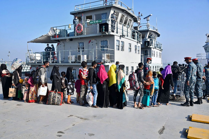 Pihak berwenang Bangladesh pada Jumat, 29 Januari 2021 memindahkan lebih dari 1.750 Muslim Rohingya ke sebuah pulau kontroversial di Teluk Benggala, meskipun sudah ada keluhan dari para pengungsi di sana.