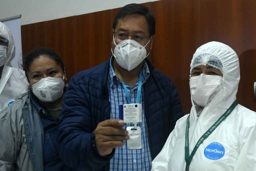 Presiden Bolivia Luis Arce (tengah) menunjukkan paket vaksin Sputnik V (Gam-COVID-Vac) Rusia saat negara tersebut memulai melakukan vaksinasi di rumah sakit umum di Santa Cruz, pada Jumat, 29 Januari 2021 waktu setempat.