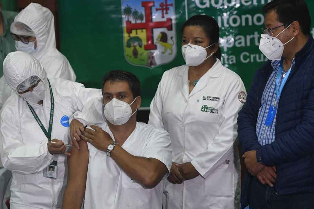 Vaksinasi kemudian diikuti oleh puluhan petugas kesehatan lainnya.