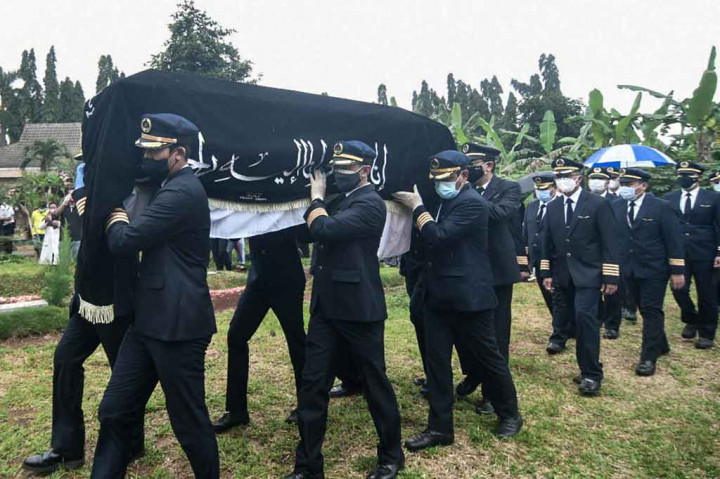 Rekan-rekan mengusung peti jenazah Kapten Pilot Afwan saat prosesi pemakaman di di Tempat pemakmaan Umum Pondok Rajek, Kabupaten Bogor, Jawa Barat, Sabtu, 30 Januari 2021. 