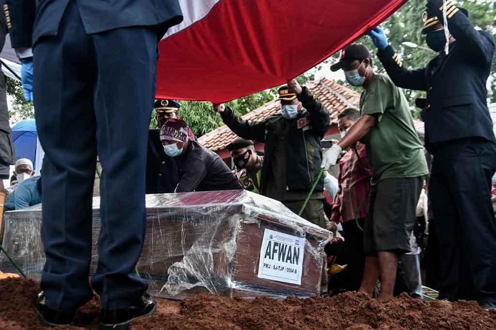 Suasana haru dan isak tangis mewarnai prosesi pemakaman Kapten Afwan, pilot Sriwijaya Air SJ-182 yang mengalami kecelakaan di perairan Kepulauan Seribu, di Tempat Pemakaman Umum Pondok Rajek, Kabupaten Bogor, Jawa Barat, Sabtu, 30 Januari 2021.