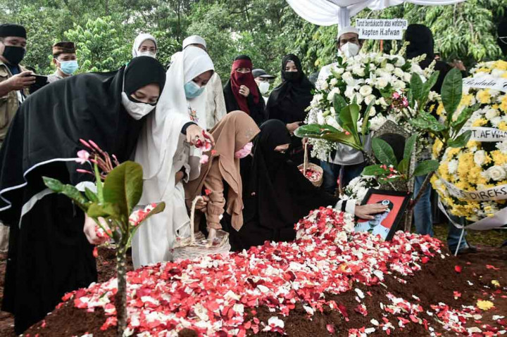 Salah satu pilot kemudian memimpin prosesi pemakaman. Usai pemakaman dilakukan tabur bunga oleh keluarga dan kolega.