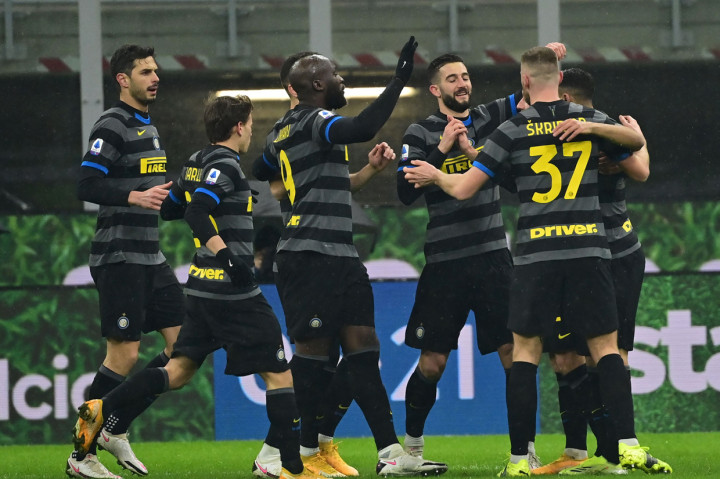 Inter mencetak gol pembuka pada menit ketujuh. Tendangan bebas Christian Eriksen yang berupaya dihalau Riccardo Improta justru bersarang di gawang Benevento.
