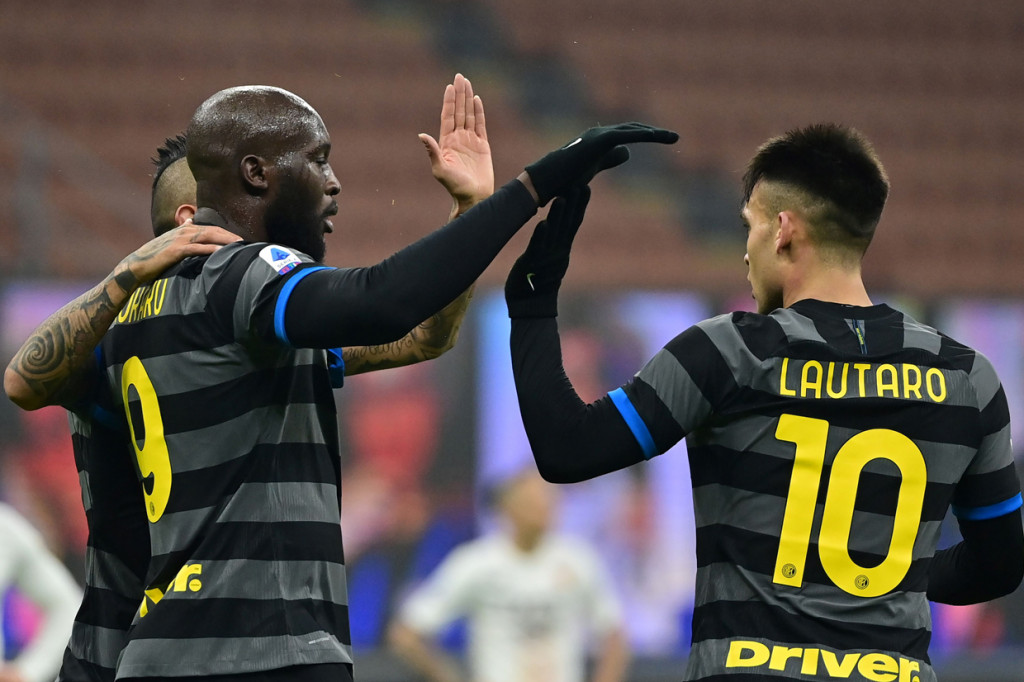 Sepuluh menit berselang Lautaro memiliki andil pada gol ketiga Inter dengan memotong umpan kiper Benevento, Lorezo Montipo. Bola yang berbelok arah langsung disepak Romelu Lukaku.