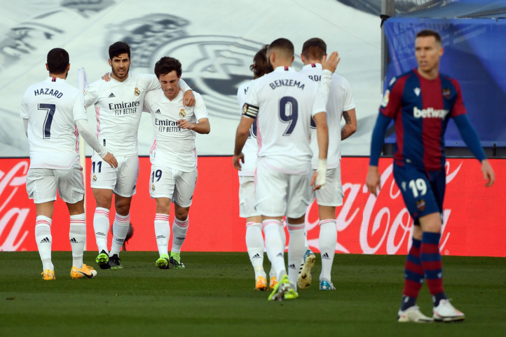 Real Madrid menderita kekalahan saat menjamu Levante pada lanjutan pekan ke-21 Liga Spanyol 2020-2021. Bermain 10 orang sejak awal laga, Los Blancos takluk 1-2.