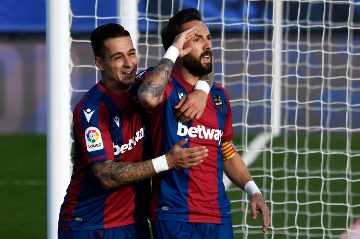 Sementara itu, dua gol kemenangan Levante dicetak Jose Luis Morales (32') dan Roger Marti (78'). 